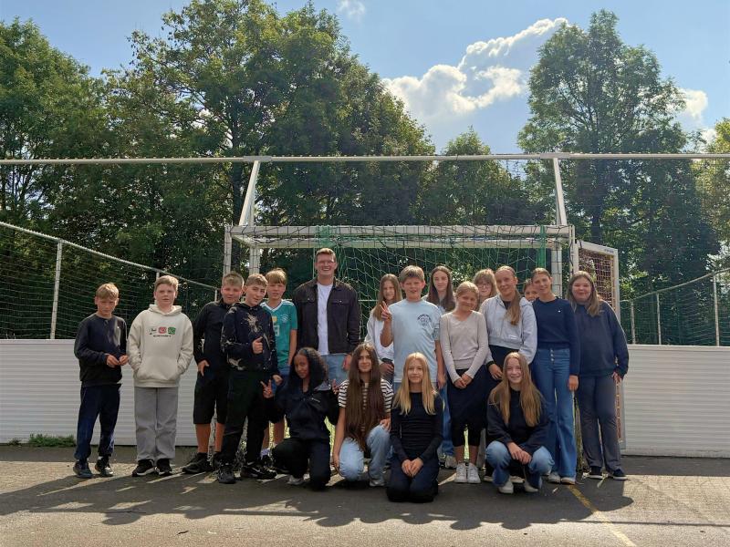 Ehemaliger Schüler besucht die 7a